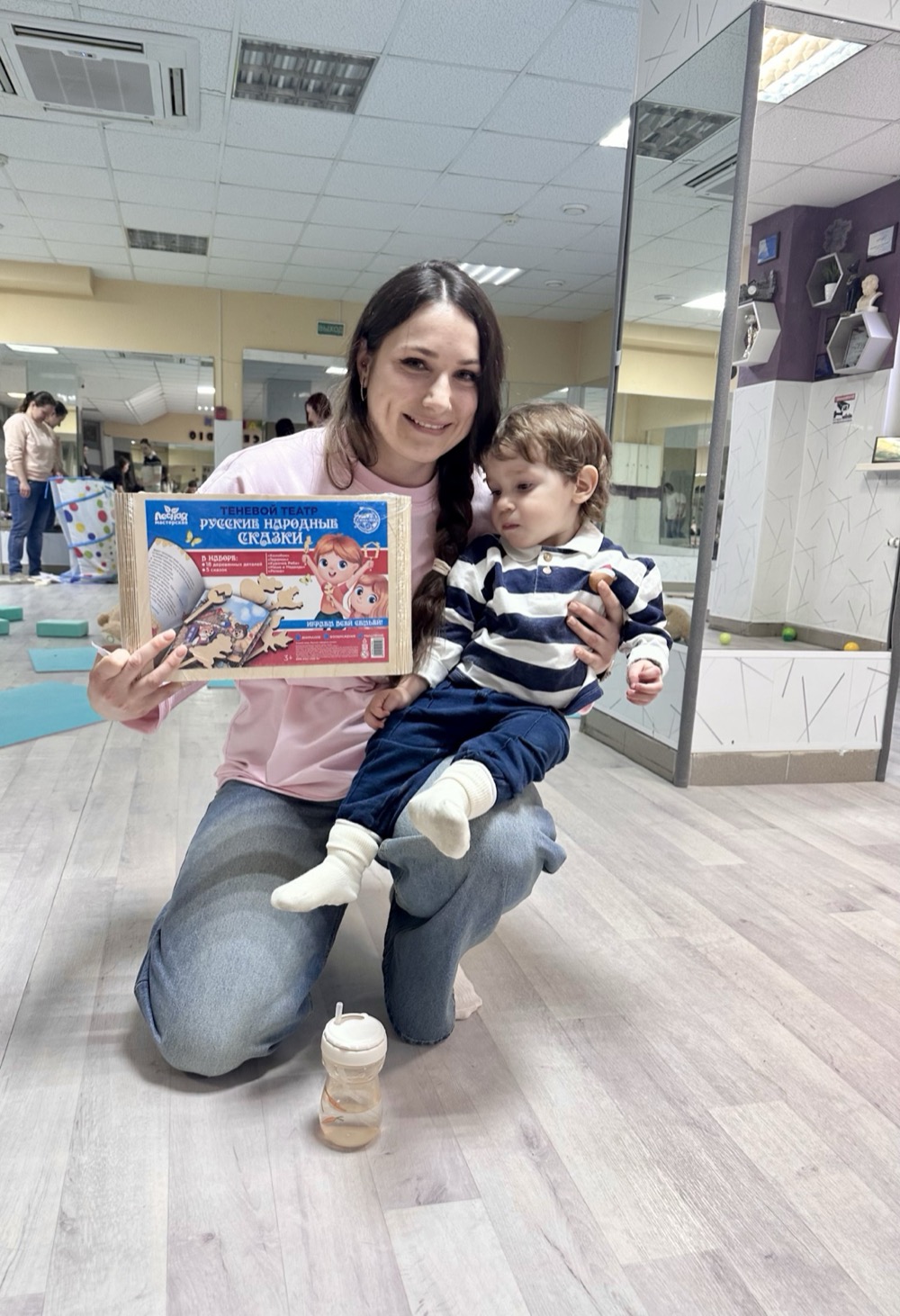 Малыш с игрушками